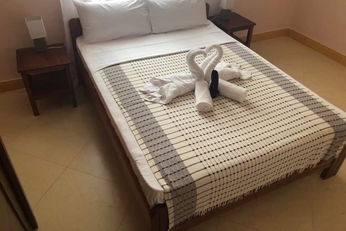 1 bedroom, desk, soundproofing, free cribs/infant beds