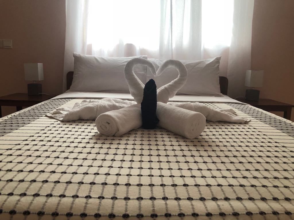 1 bedroom, desk, soundproofing, free cots/infant beds