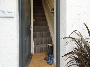 Eine Treppe führt zu einem Zimmer, dessen Schild „The Boat Watch Self Catering Accommodation“ zeigt.