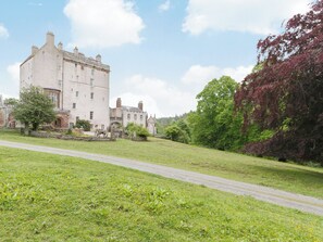 Property grounds - 3 bedroom accommodation in Delgaty, near Turriff (Delgaty, near Turriff)