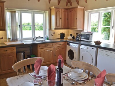 Hawthorne Cottage - PY8