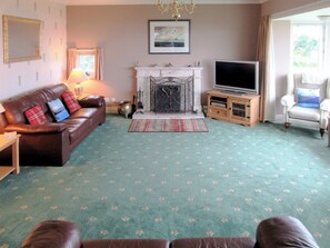 TV, fireplace - Macinnisfree Cottage (Saasaig, Teangue, Isle of Skye)
