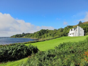 Property grounds - Macinnisfree Cottage (Saasaig, Teangue, Isle of Skye)