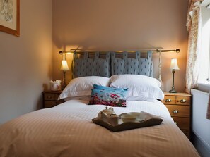 2 bedrooms, free WiFi, bed sheets - Past Winner of the Visit Worcestershire Best Self Catering Award. (Malvern)
