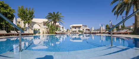 Piscine extérieure (ouverte en saison), parasols de plage