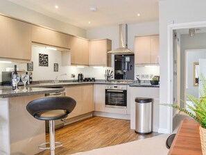 Geschirrspüler, Hochstuhl, Kochgeschirr/Geschirr/Besteck, Gefrierschrank