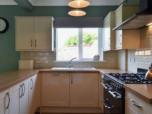 Dishwasher, high chair, cookware/dishes/utensils, freezer - 3 bedroom accommodation in Scarborough (Scarborough)