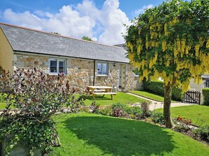 Outdoor dining - 3 bedroom accommodation in Mawla, near Porthtowan (Mawla, near Porthtowan)