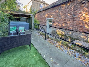 Terrace/patio - Old Hall Cottage No 1 (Byers Green, near Durham)