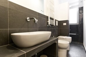 Badkar/dusch, hårtork, bidé och handdukar