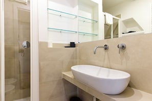 Duschwanne, Haartrockner, Bidet, Handtücher