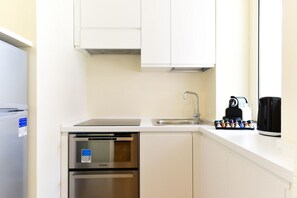 Four, plaque de cuisson, lave-vaisselle, cafetière/bouilloire