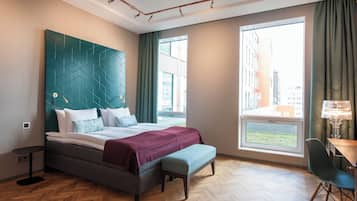 1 sovrum, skrivbord, arbetsyta för laptop och mörklÀggningsgardiner