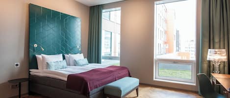 1 habitación, escritorio y espacio para trabajar con laptop