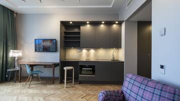 Réfrigérateur, micro-ondes, plaque de cuisson, bouilloire électrique