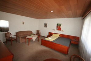 Desk, cribs/infant beds, free WiFi, bed sheets - Hotel Garni Sebastian (Kirrweiler)