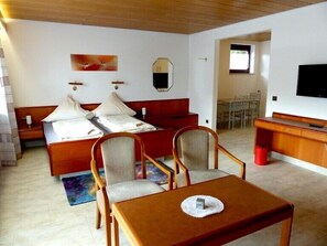 Double Room, Balcony | Desk, cribs/infant beds, free WiFi, bed sheets - Hotel Garni Sebastian (Kirrweiler)