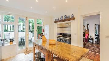 Een vaatwasser, een kinderstoel, een vriezer