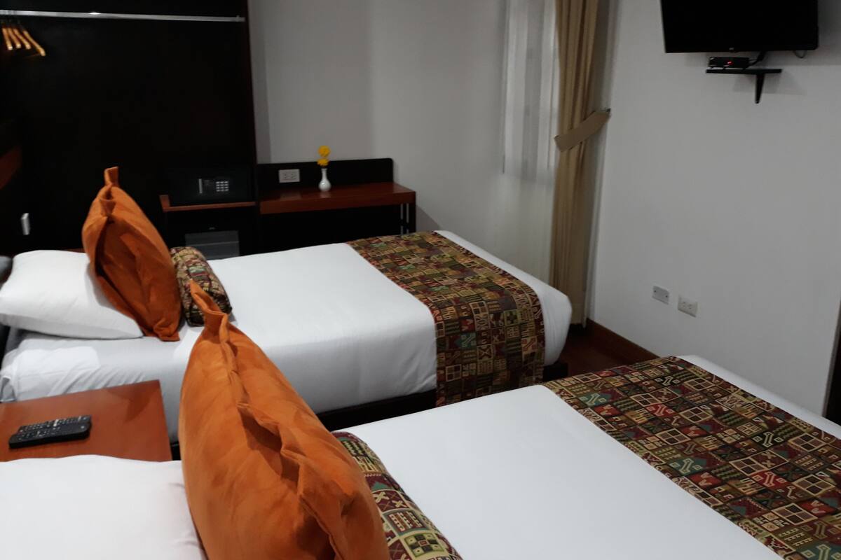 Roupas de cama premium, edredons de pluma, frigobar, cofres nos quartos
