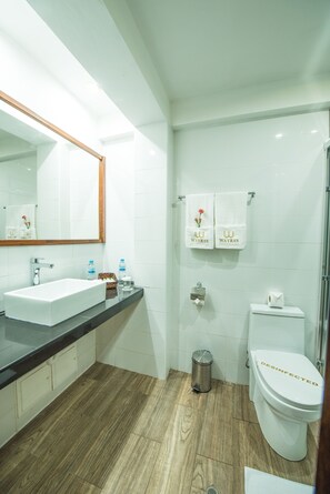 Dusche, kostenlose Toilettenartikel, Haartrockner, Handtücher