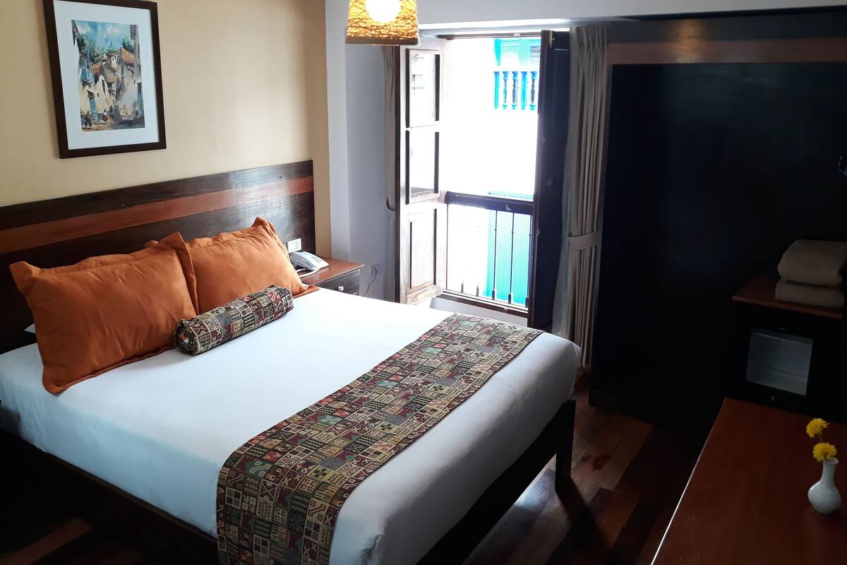 Quarto casal júnior, 1 cama Queen, para não fumantes, sacada | Roupas de cama premium, edredons de pluma, frigobar, cofres nos quartos