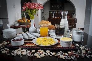 Tägliches inbegriffenes kontinentales Frühstück