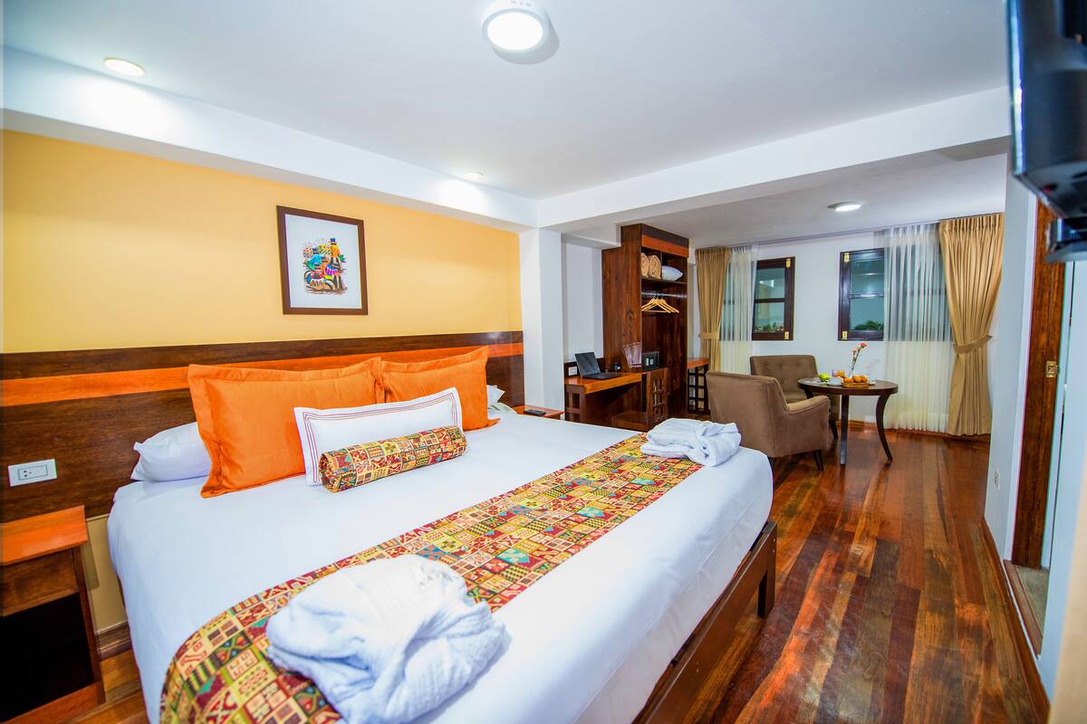 Quarto casal luxo, 1 cama King, para não fumantes | Roupas de cama premium, edredons de pluma, frigobar, cofres nos quartos