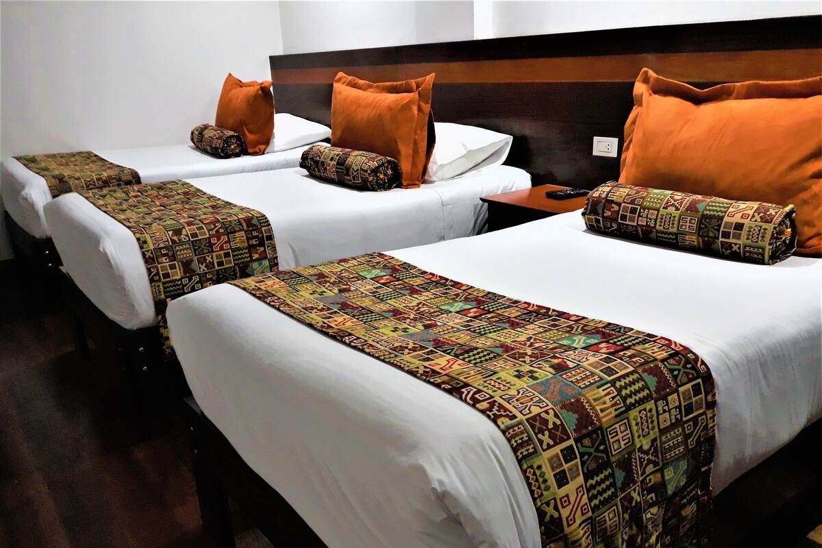 Quarto triplo standard, várias camas, para não fumantes | Roupas de cama premium, edredons de pluma, frigobar, cofres nos quartos