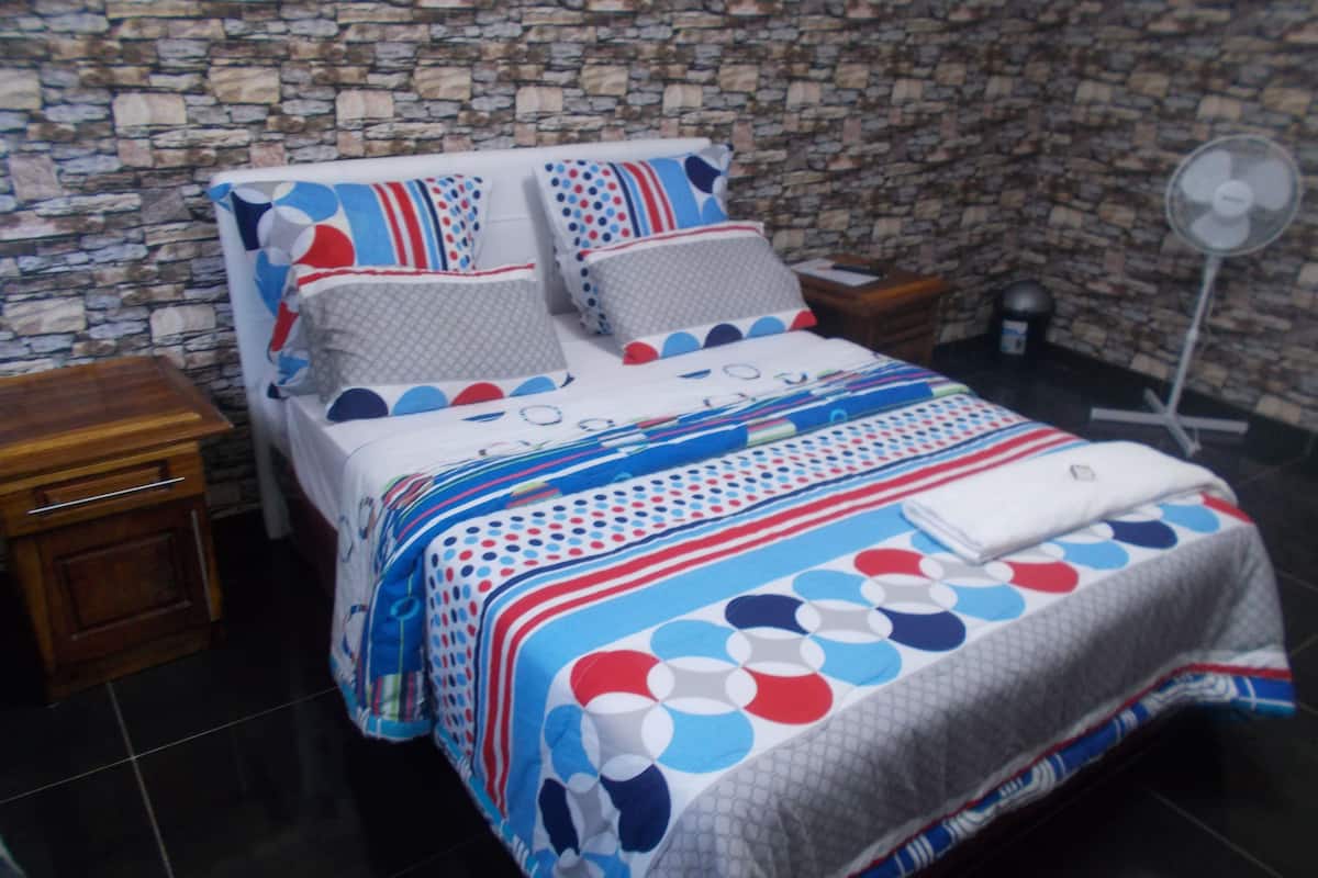 Standaard tweepersoonskamer, 1 queensize bed | Luxe beddengoed, donzen dekbedden, individueel gedecoreerd
