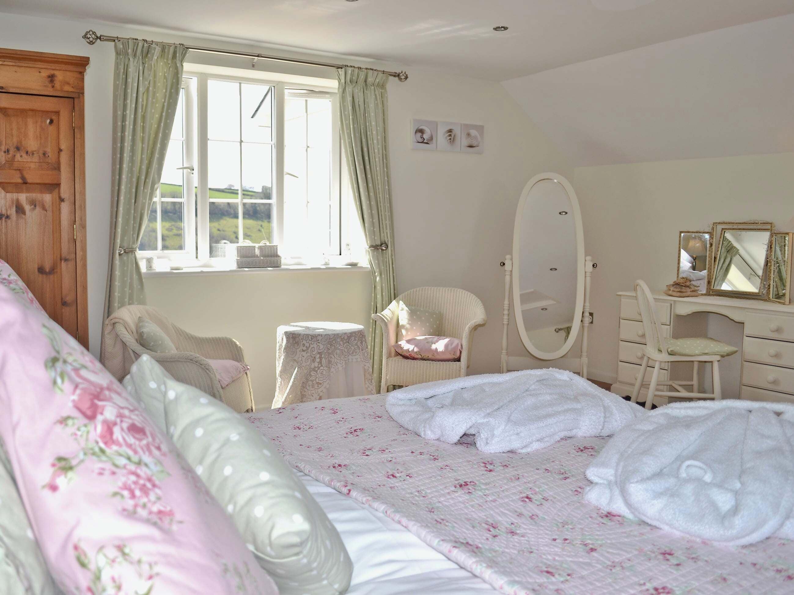 1 bedroom, bed sheets
