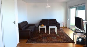 Apartament familiar (Family Apartment Superior) | Sala d'estar | Televisor de pantalla plana 