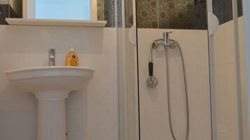 Studio Apartment Standard | Bathroom | Hair dryer, towels