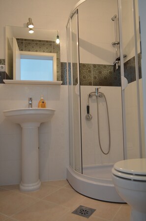 Estudi (Studio Apartment Standard) | Bany | Assecador de cabells i tovalloles 