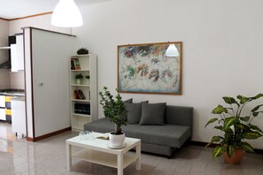 Habitación cuádruple Confort, cocina básica | Sala de estar | Una televisión de pantalla plana