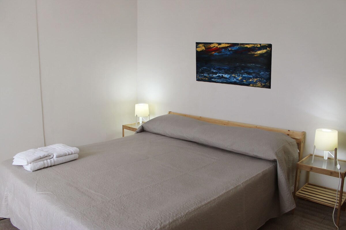 ห้องคอมฟอร์ทสำหรับสี่ท่าน, ห้องครัวขนาดเล็ก | ผ้าปูที่นอน Frette จากอิตาลี, เครื่องนอนระดับพรีเมียม, โต๊ะทำงาน