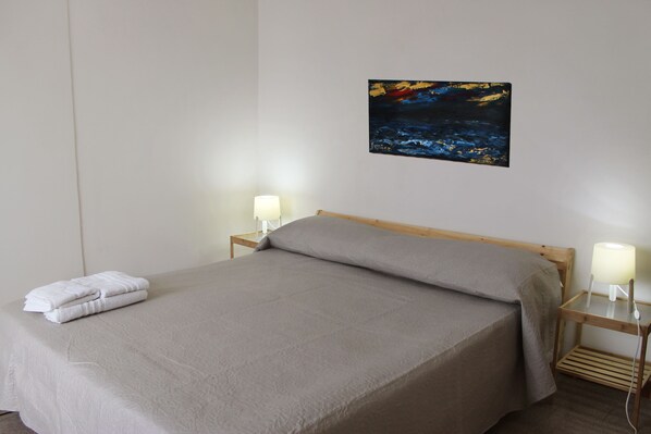 Habitación cuádruple Confort, cocina básica | Sábanas italianas Frette, ropa de cama de alta calidad, escritorio