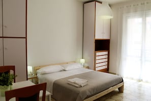 Habitación triple estándar | Sábanas italianas Frette, ropa de cama de alta calidad, escritorio
