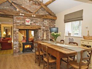 Dining - 4 bedroom accommodation in Penyffordd, near Chester (Penyffordd, near Chester)