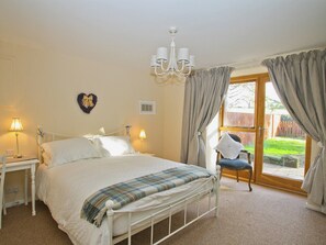4 bedrooms, free WiFi, bed sheets - 4 bedroom accommodation in Penyffordd, near Chester (Penyffordd, near Chester)