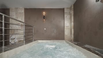 Indoor spa tub
