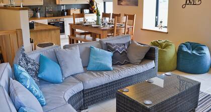 4 bedroom accommodation in Llanfaelog, near Rhosneigr