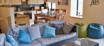 4 bedroom accommodation in Llanfaelog, near Rhosneigr