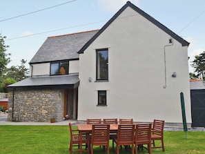 Outdoor dining - 4 bedroom accommodation in Llanfaelog, near Rhosneigr (Llanfaelog, near Rhosneigr)