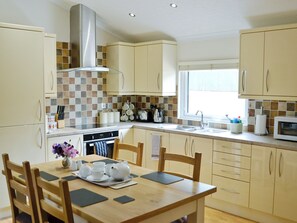 食器洗い機、ハイチェア、冷凍庫