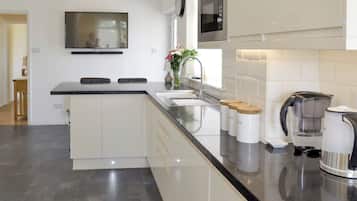 Een vaatwasser, een kinderstoel