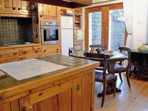 Lavavajillas y trona infantil