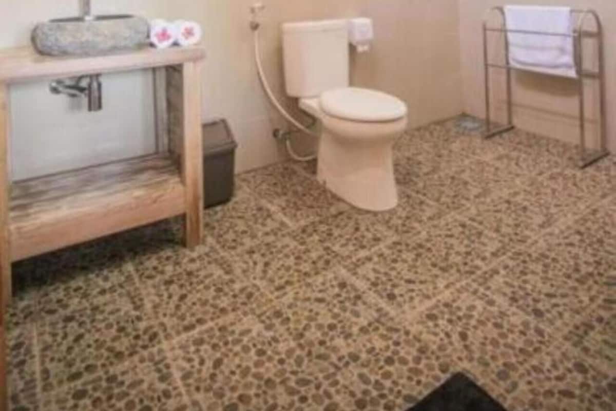 Shower, rainfall showerhead, free toiletries, bidet