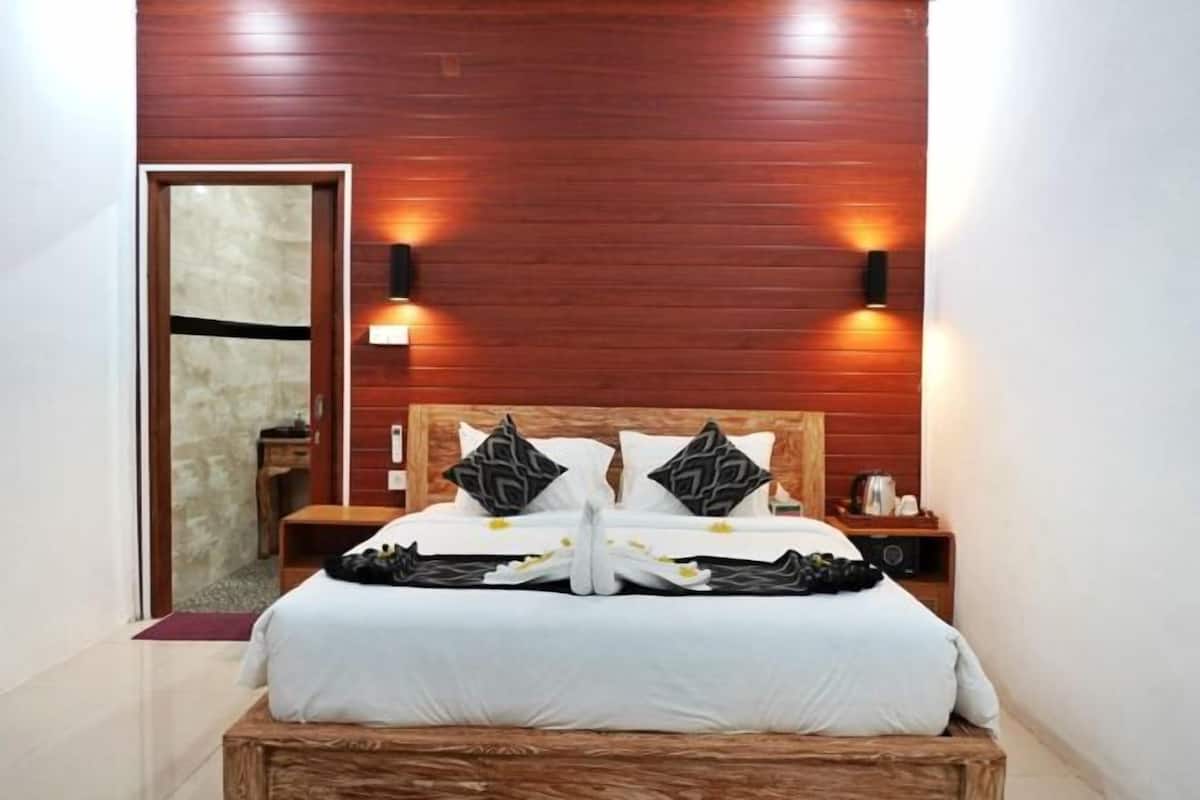 Minibar, in-room safe, desk, free WiFi