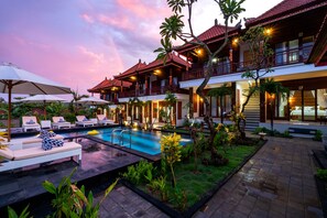 Bagian depan properti - sore/malam