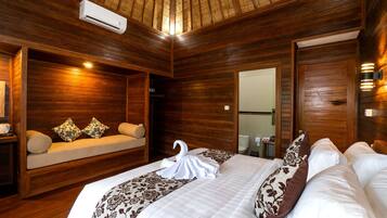 Kamar Mewah, 1 Tempat Tidur King, pemandangan laut | Minibar, brankas, meja kerja, dan Wi-Fi gratis